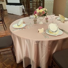 ホテル　メルパルク大阪の画像｜テーブルも丸と角用意されています。