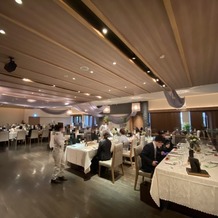 ザ・ジャポナイズ　 LISERJUの画像｜披露宴会場はまる丸テーブルとかの長テーブの2し種類