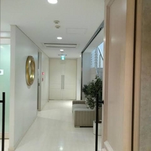 AILE d’ANGE NAGOYA（エルダンジュ ナゴヤ）の画像｜白を基調とした廊下