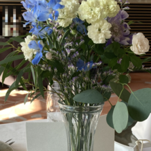 ＮＩＩＧＡＴＡ ＭＯＮＯＬＩＴＨ（新潟モノリス）の画像｜テーブルのお花