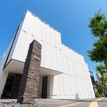 ＮＩＩＧＡＴＡ ＭＯＮＯＬＩＴＨ（新潟モノリス）の画像｜式場の外観は、白い壁がオシャレです。