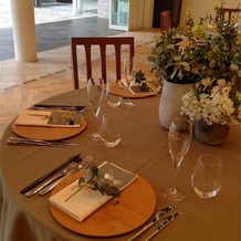 Ｍｉｅｌ　Ｃｌｏｃｈｅ（ミエルクローチェ）の画像｜テーブル装花の一例です