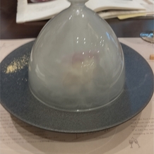 Ｍｉｅｌ　Ｃｌｏｃｈｅ（ミエルクローチェ）の画像｜フォアグラのお茶漬けです。蓋を取るとスモークがでてきます。