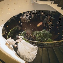 ピエトラ・セレーナの画像｜螺旋階段からの入場