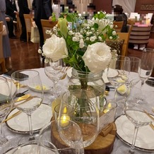 アニヴェルセル　豊洲の画像｜ゲストテーブルです。装花を置いている入れ物、台座がナチュラルな雰囲気で可愛いです。