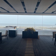 ＡＭＡＮＤＡＮ　ＢＬＵＥ　鎌倉（アマンダンブルー鎌倉）の画像｜椅子に座った時の視線が、海だけが見えるガラスの設計になっています。
