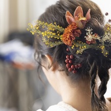 博多百年蔵（国登録有形文化財）の画像｜和装には洋髪と洋花を。