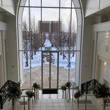 ララシャンスベルアミーの画像｜大階段と外にはイルミネーション用のツリー
