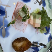 青山フェアリーハウスの画像｜前菜。魚介アレルギーのため、炙りマグロから3色のテリーヌに変更していただいた。