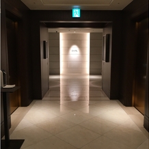 ホテル インターコンチネンタル 東京ベイの画像｜チャペルへ続く道