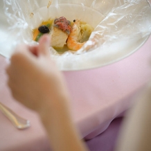 ホテル インターコンチネンタル 東京ベイの画像｜袋を開けると魚料理が出てきます