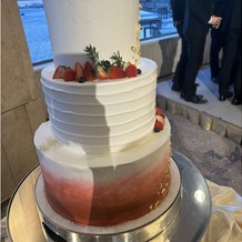 ホテル インターコンチネンタル 東京ベイの画像｜グラデーションが綺麗なウェディングケーキ