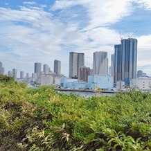 ホテル インターコンチネンタル 東京ベイの画像｜挙式会場の隣のフラワーシャワーができるスペースからの景色
