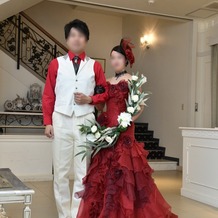 Ｆｅｌｉｃｉａ Cｏｕｒｔ（フェリシアコート）の画像｜赤のカラードレス
新郎の赤シャツ・新婦の小物は持ち込み