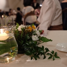 ラ・クラリエールの画像｜夕方の披露宴で会場が暗めだったので、テーブルのグリーンとキャンドルが余計に映えていました。