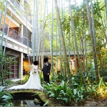 フォーチュン ガーデン 京都（FORTUNE GARDEN KYOTO）の画像｜チャペル裏の竹林で式の前に撮影