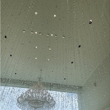 ＡＭＡＮＤＡＮ　ＳＫＹ（アマンダンスカイ）の画像｜天井に設けられた無数のクリスタル
