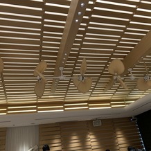 鶴見ノ森　迎賓館の画像｜披露宴会場の天井。お洒落なプロペラです
