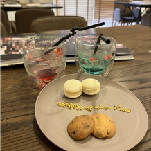 鶴見ノ森　迎賓館の画像｜ウェルカムドリンクでこんな素敵なお菓子や飲み物をいただけました。