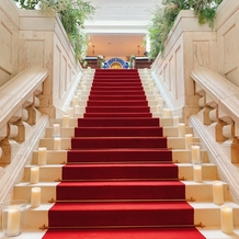 ラ・バンク・ド・ロア（横浜市指定有形文化財）の画像｜正面入口から結婚式場に向かう大階段