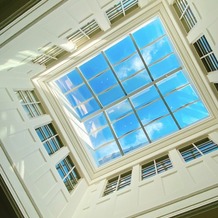 ラ・バンク・ド・ロア（横浜市指定有形文化財）の画像｜挙式会場の天窓