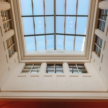 ラ・バンク・ド・ロア（横浜市指定有形文化財）の画像｜天井窓が大きく素敵です。晴れてれば日が差して幻想的な雰囲気です