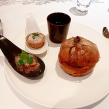 リストランテKubotsuの画像｜前菜の玉ねぎの中にはフォアグラが入っています。