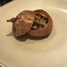 リストランテKubotsuの画像｜フォアグラのソテー　黒トリュフのソース　ローストした玉ねぎと香ばしいナッツ