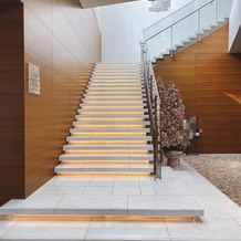 シェラトングランドホテル広島の画像｜挙式会場と披露宴会場をつなぐライトアップされた階段
