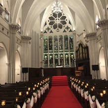 KOBE St.MORGAN CHURCH（神戸セントモルガン教会）の画像｜赤いバージンロードが素敵