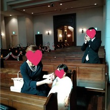 KOBE St.MORGAN CHURCH（神戸セントモルガン教会）の画像｜式が始まる前の雰囲気。
みなさんコロナ対策で、自由なところに座っていました。
バージンロードもほ