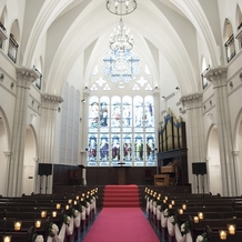 KOBE St.MORGAN CHURCH（神戸セントモルガン教会）の画像｜外からの光がステンドグラスを美しく照らしてくれ、神秘的な空間。パイプオルガンの生演奏も良いです。