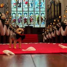 KOBE St.MORGAN CHURCH（神戸セントモルガン教会）の画像｜両親にプレゼントで渡した愛犬のフィギュアと挙式会場