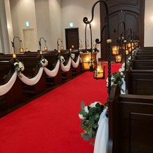 KOBE St.MORGAN CHURCH（神戸セントモルガン教会）の画像｜このバージンロードに、ドレスのレース部分が透ける様子が、素敵です。