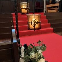 KOBE St.MORGAN CHURCH（神戸セントモルガン教会）の画像｜キャンドル、お花はこんな感じです。