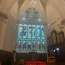 KOBE St.MORGAN CHURCH（神戸セントモルガン教会）の画像｜素敵なチャペルです
聖歌隊による生演奏でゲストを迎えてくれます