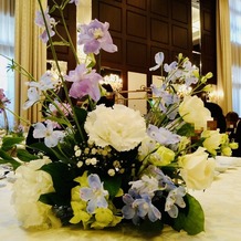 KOBE St.MORGAN CHURCH（神戸セントモルガン教会）の画像｜テーブル装花はテーブルに1つにしまとめました。横にキャンドルを置いてもらいました。