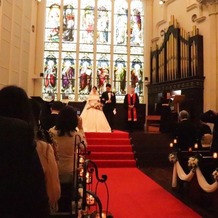 KOBE St.MORGAN CHURCH（神戸セントモルガン教会）の画像｜ステンドグラス、赤絨毯、そして真っ白なドレス。
これぞ王道の結婚式。