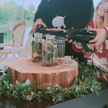 キュイジーヌ　フランセーズ　ラ・シャンス（環水公園内）の画像｜ゲストから集めたお花にお酒を注ぐ演出