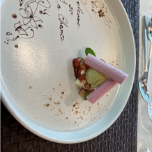 キュイジーヌ　フランセーズ　ラ・シャンス（環水公園内）の画像｜ピスタチオのアイスとフランボワーズのメレンゲのお菓子