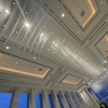 ラグナヴェール　プレミア &nbsp;ＬＡＧＵＮＡＶＥＩＬ　ＰＲＥＭＩＥＲの画像｜チャペルの天井です。キラキラしていて綺麗でした！