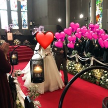 宮の森フランセス教会の画像｜真っ赤なバージンロードが広々として長く
ザ！結婚式！花嫁が華奢にとても美しく際立ちます。