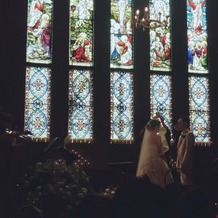 宮の森フランセス教会の画像｜ステンドグラスが印象的な神秘的なチャペルです。パイプオルガンがあり生演奏は素晴らしいです。