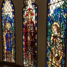 宮の森フランセス教会の画像｜挙式会場の入り口にあるステンドグラスです。遠い国の教会から運ばれてきた美しいガラスに目を奪われます。