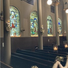 宮の森フランセス教会の画像｜チャペル正面だけでなく、両側面の壁にもステンドグラスがはまっていてとても綺麗です。