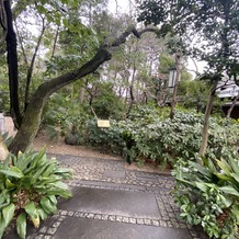 ザ ナンザンハウス（ＴＨＥ ＮＡＮＺＡＮ ＨＯＵＳＥ）の画像｜駐車場から会場までの通路