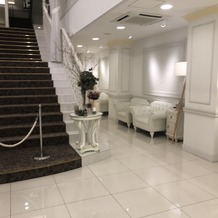 GRAN SUITE（グラン・スイート）の画像｜待合室のある一階には通路の至るところにソファやイスがあり、自由に心地よく過ごしてもらえそう。