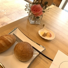 ORIENTAL KYOTO SUZAKU-TEI 朱雀邸（オリエンタル京都朱雀邸）の画像｜パン2種と自家製バター4種