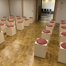 ORIENTAL KYOTO SUZAKU-TEI 朱雀邸（オリエンタル京都朱雀邸）の画像｜神前式会場の椅子は、年配の方でも長時間座りやすいクッションになっています