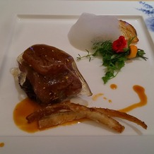 ORIENTAL KYOTO SUZAKU-TEI 朱雀邸（オリエンタル京都朱雀邸）の画像｜右上が西京焼き（白い泡はソース）、左下がお肉料理（透明なゼリー状の物がお出汁のソース）